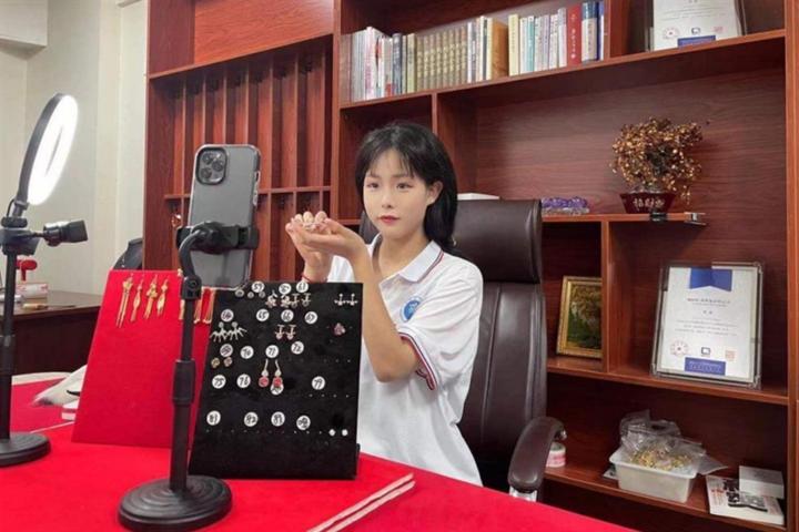 点击图片翻到下一页>> “梦百年,不忘初心”——重温红色经典,实践感悟真知