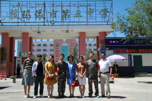 与克拉玛依市第五中学领导和校友合影